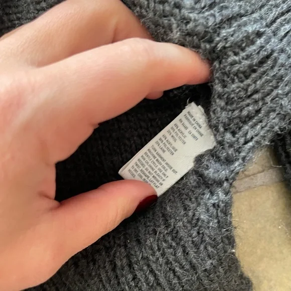 American Eagle charcoal sweater small - Picture 4 of 4